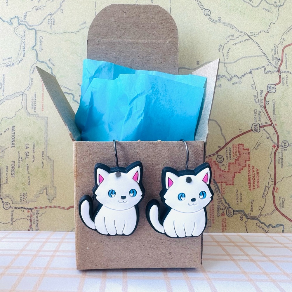 5/$25 😻White Cat Earrings - Multiple styles - New in original gift box 😻